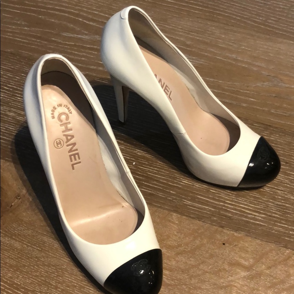 Chanel patent leather round toe pumps